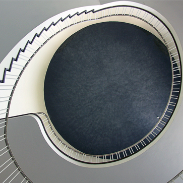 Bild eines Treppenaufgangs direkt von unten 